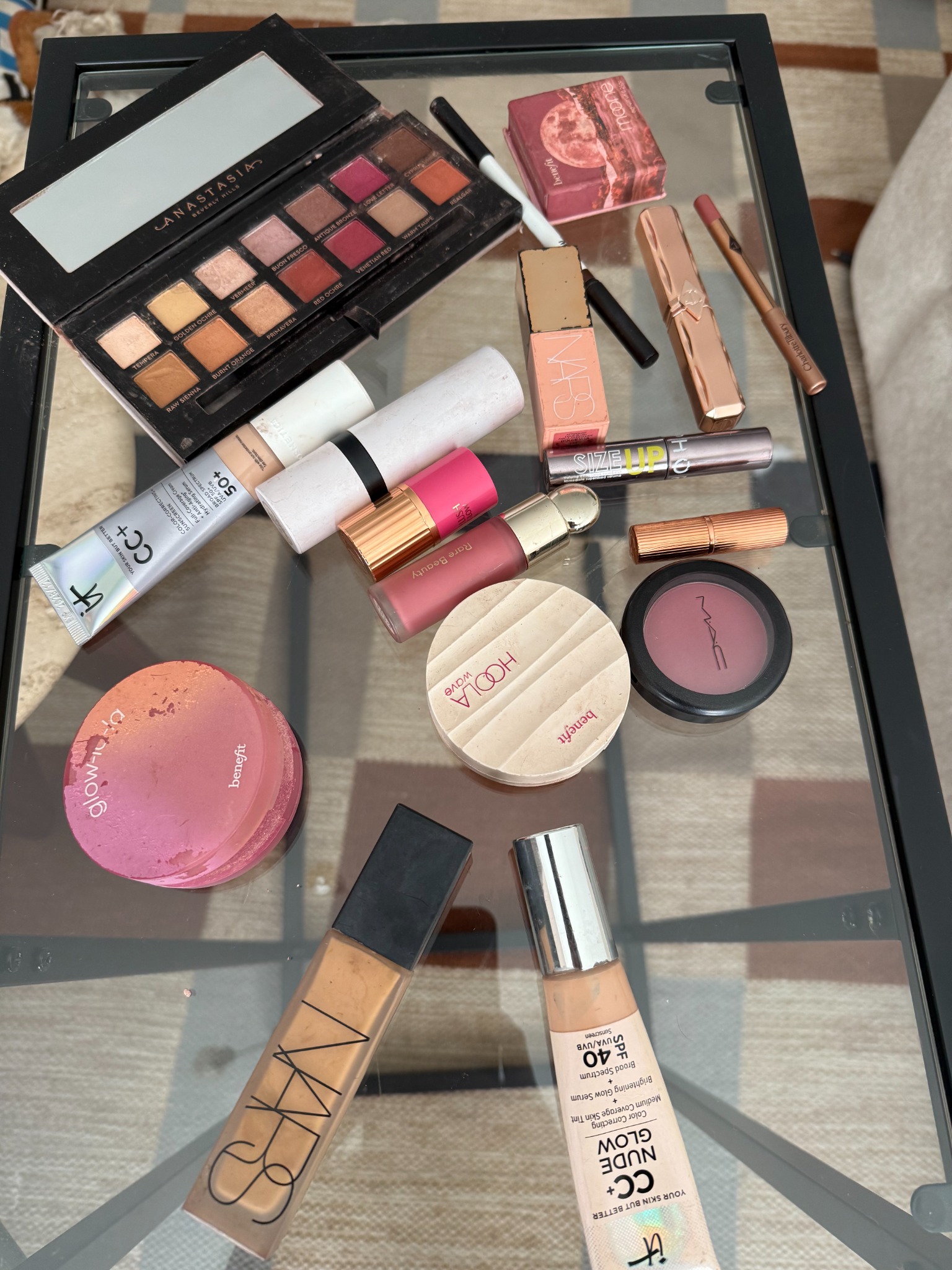 Sombras, rubores, labiales y bases preparados para una auditoría de maquillaje