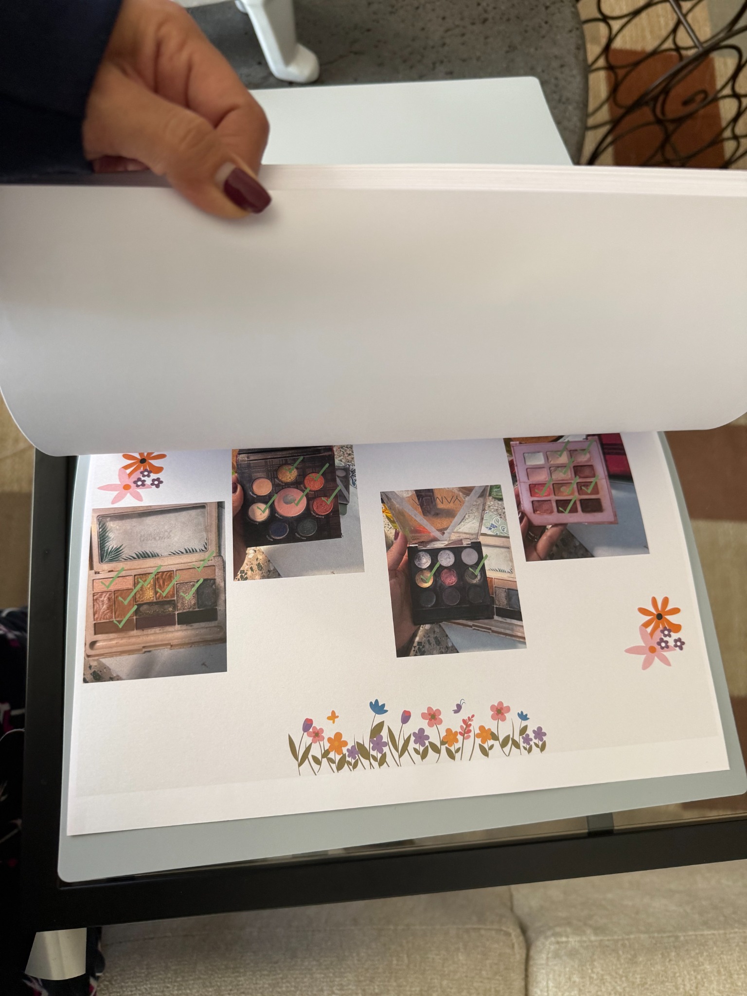 Página impresa de una guía personalizada con la selección de sombras de una clienta