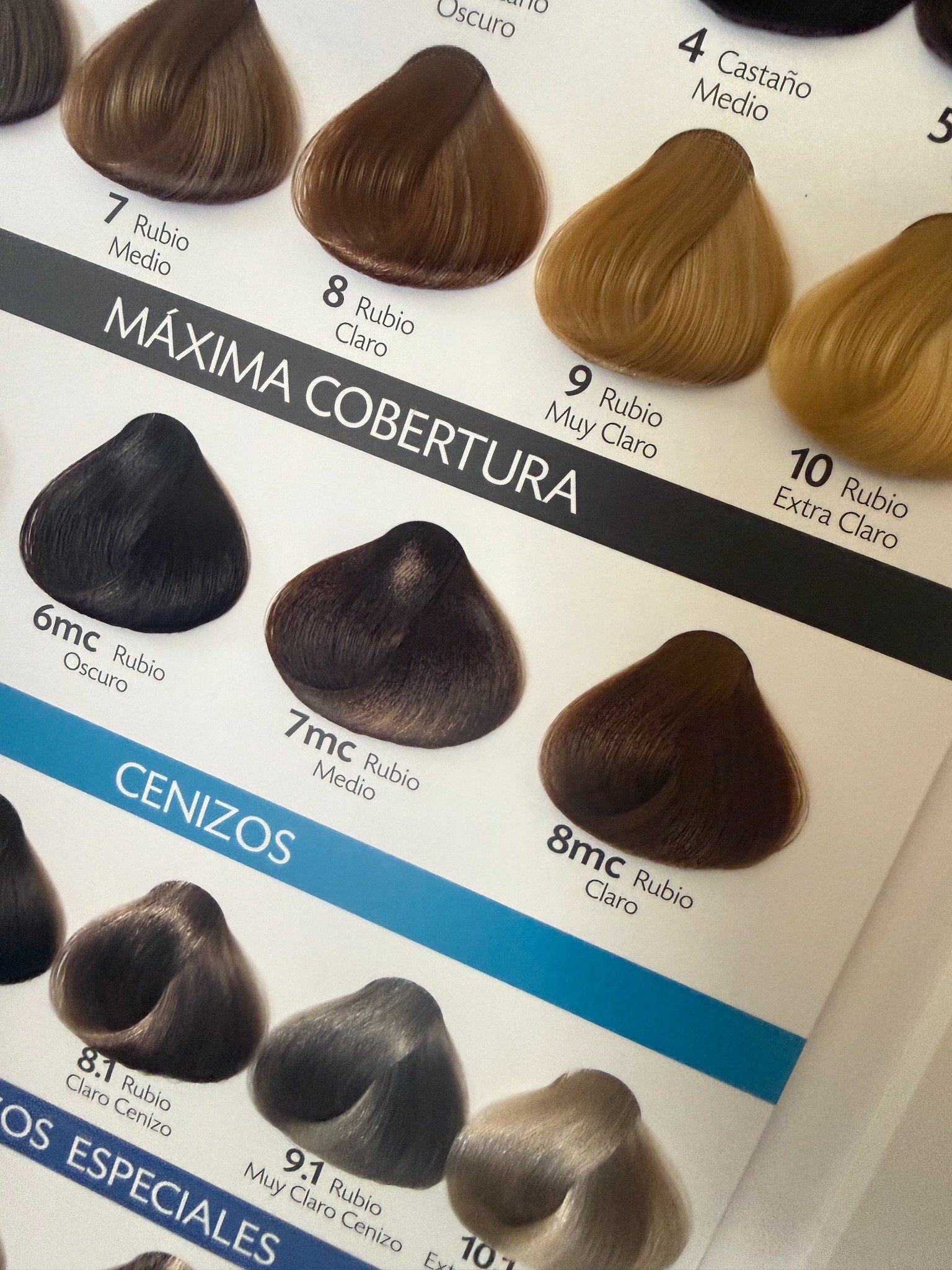 Muestrario físico de tonos y matices de cabello