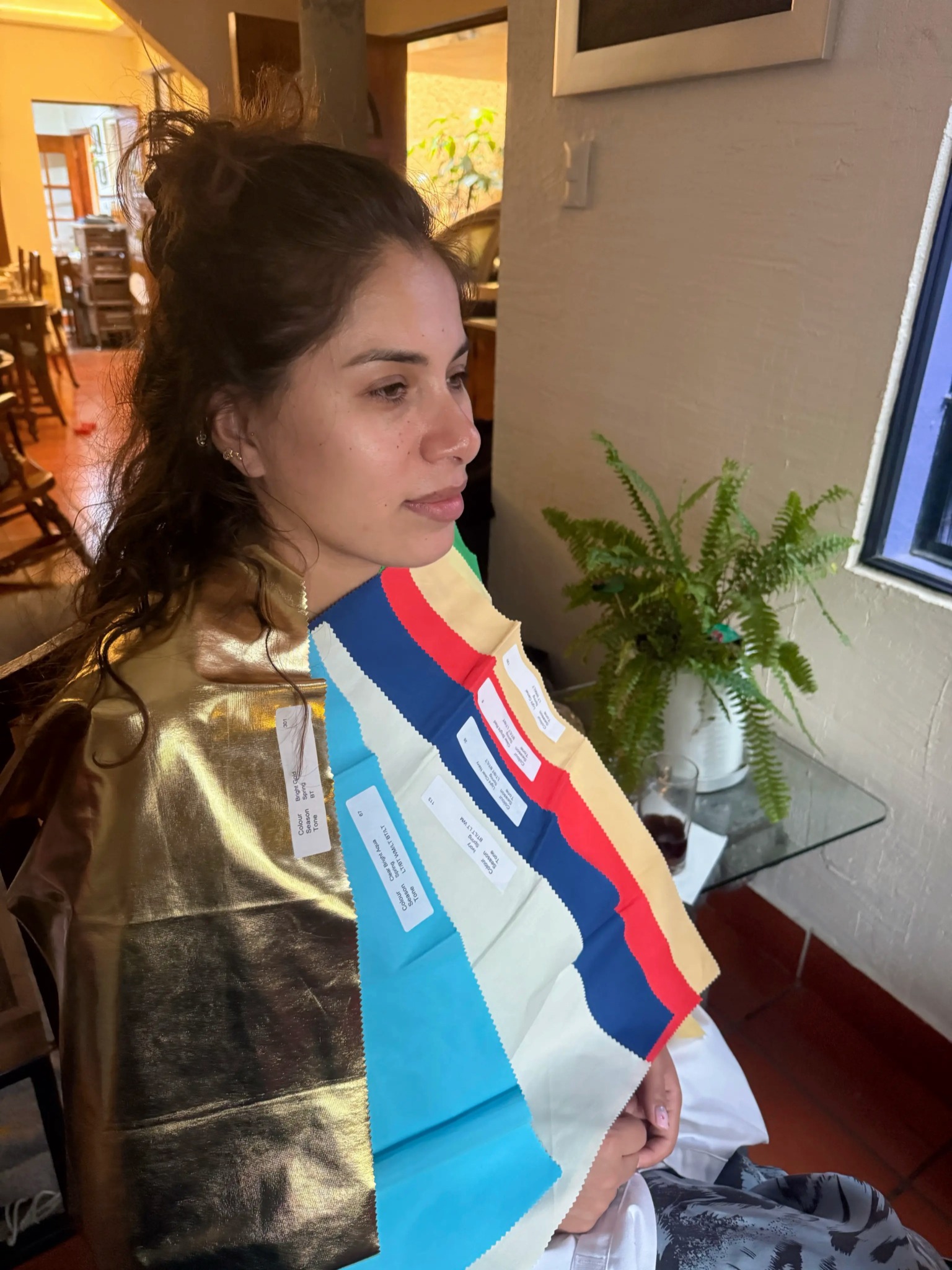 Clienta durante el análisis con telas de distintos colores y un tejido metálico