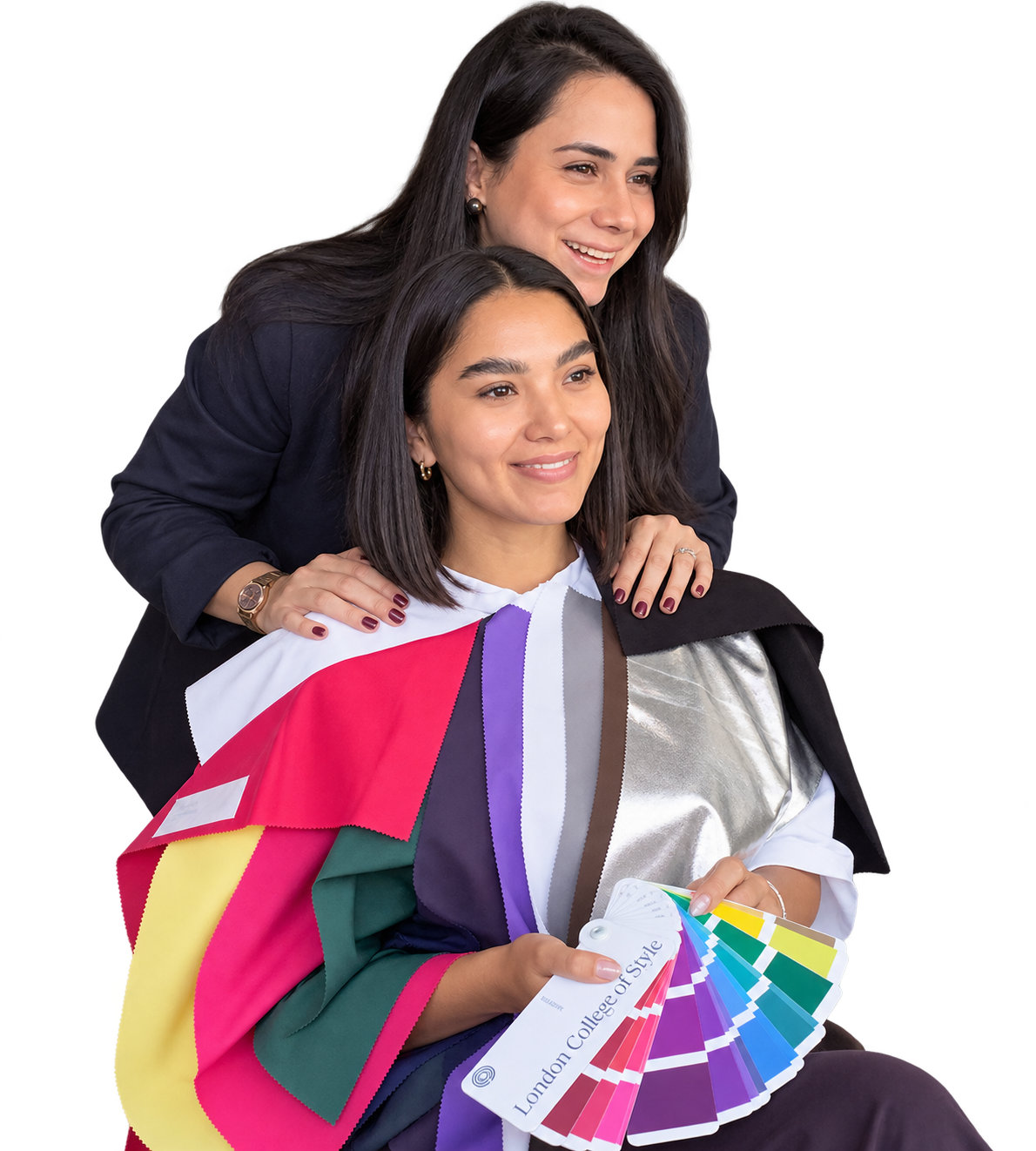 Vale Calvo junto a una clienta con telas de color y un abanico durante una sesión